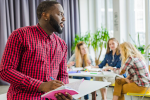 Tem o sonho de ocupar cargos de liderança no mercado de trabalho? Então confira uma lista de graduações que podem te ajudar!