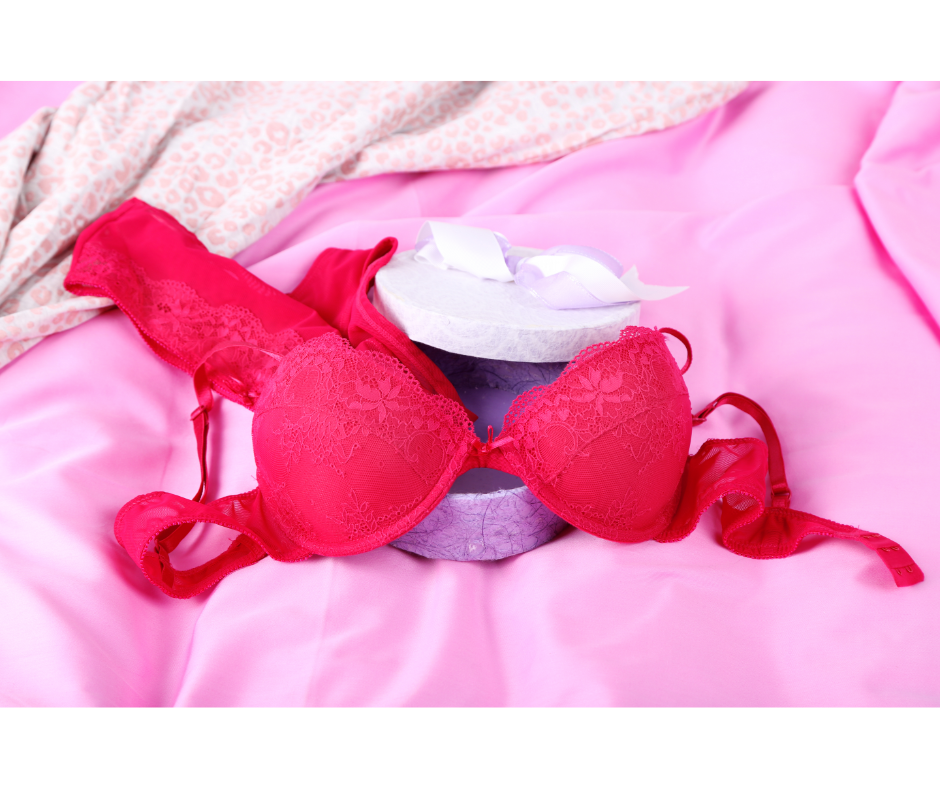 Como escolher lingerie para presente no Mês das Mães | Foto de um conjunto de lingerie em uma caixa de presente